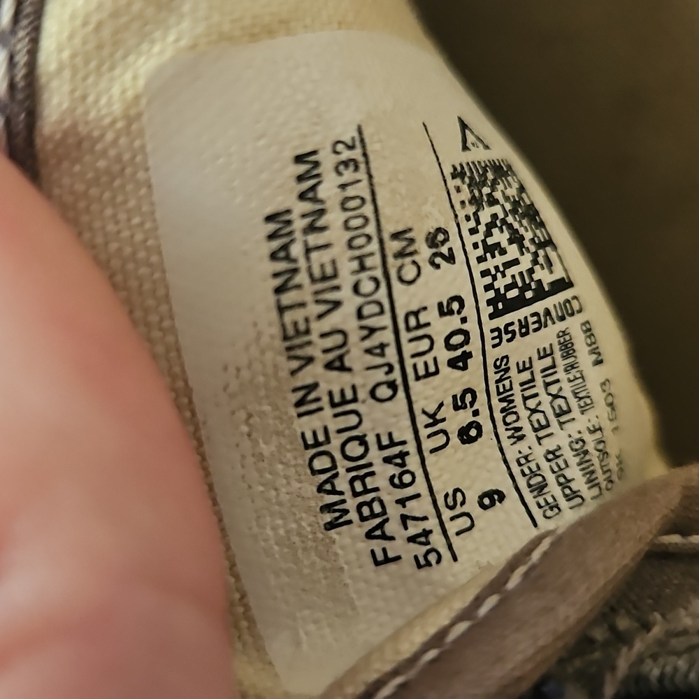 Size 9 Clean Converse! - Picture 5 of 6